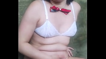 Gostosa magrinha do cabelo curto tirou leitinho do moreno