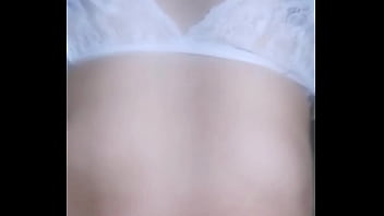 Gostosa magrinha do cabelo curto tirou leitinho do moreno