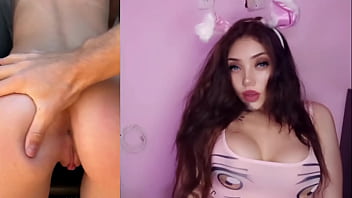 Pequeña rubia recibiendo su primer cogida por el culo