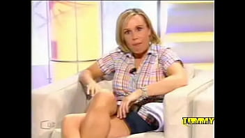 Spanish actress shows oops upskirt on tv