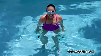 Lubed hottie blows dick outdoors