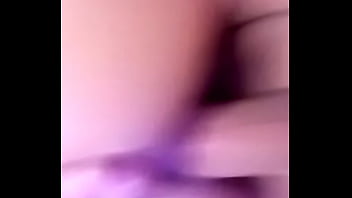 A qui ella gustosa sacando la leche