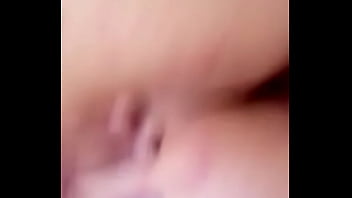 A qui ella gustosa sacando la leche