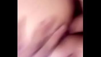 A qui ella gustosa sacando la leche