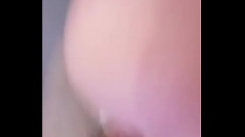 A qui ella gustosa sacando la leche