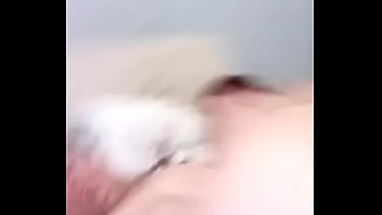 A qui ella gustosa sacando la leche