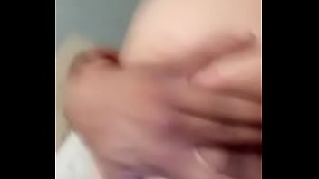 A qui ella gustosa sacando la leche