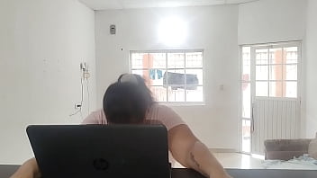 Ama De Casa Paga A Un Técnico Con Una Buena Mamada Y Una Follada Dura Y Rica Mientras Su Marido Trabaja thumbnail