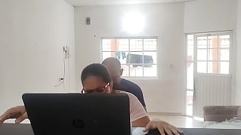 Ama de casa paga a un técnico con una buena mamada y una follada dura y rica mientras su marido trabaja