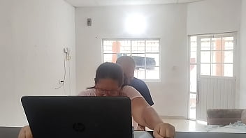 Ama de casa paga a un técnico con una buena mamada y una follada dura y rica mientras su marido trabaja