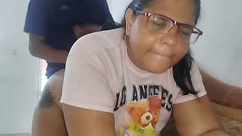 Ama de casa paga a un técnico con una buena mamada y una follada dura y rica mientras su marido trabaja