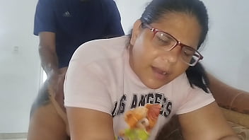 Ama de casa paga a un técnico con una buena mamada y una follada dura y rica mientras su marido trabaja