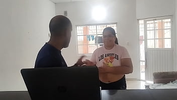 Ama de casa paga a un técnico con una buena mamada y una follada dura y rica mientras su marido trabaja
