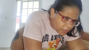 Ama de casa paga a un técnico con una buena mamada y una follada dura y rica mientras su marido trabaja