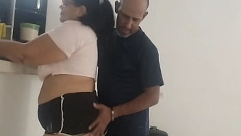 Ama de casa paga a un técnico con una buena mamada y una follada dura y rica mientras su marido trabaja