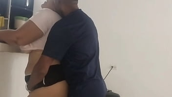 Ama de casa paga a un técnico con una buena mamada y una follada dura y rica mientras su marido trabaja