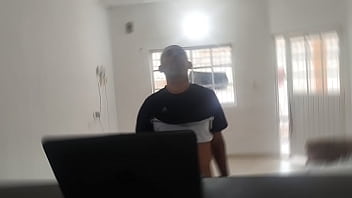 Ama de casa paga a un técnico con una buena mamada y una follada dura y rica mientras su marido trabaja