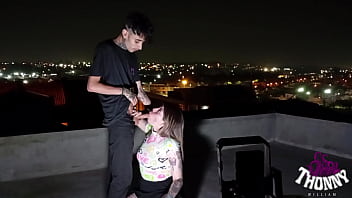 Vizinha safada estava fazendo live ao ar livre e acabou fodendo com dois desconhecidos no pelo