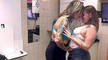 Contratrei uma empregada domestica gringa da xeraca rosa ela gozou muito na minha cozinha