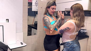 Contratrei uma empregada domestica gringa da xeraca rosa ela gozou muito na minha cozinha