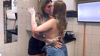 Contratrei uma empregada domestica gringa da xeraca rosa ela gozou muito na minha cozinha