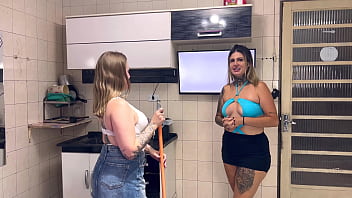 Contratrei uma empregada domestica gringa da xeraca rosa ela gozou muito na minha cozinha