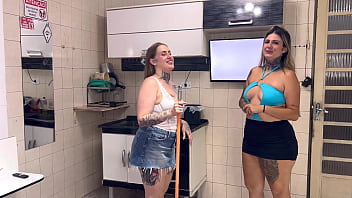 Contratrei uma empregada domestica gringa da xeraca rosa ela gozou muito na minha cozinha