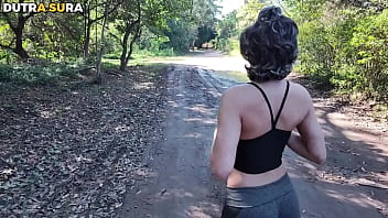 Padrasto pega enteada no mato e tira a virgindade do cuzinho dela