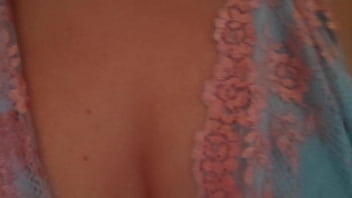 Ela faz transmissã e adora se arrumar conversando