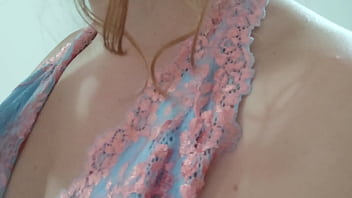 Ela faz transmissã e adora se arrumar conversando