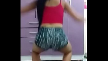 Gostosa dançando gostoso e empinando de shortinho
