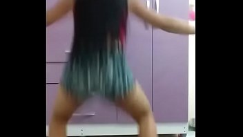 Gostosa dançando gostoso e empinando de shortinho