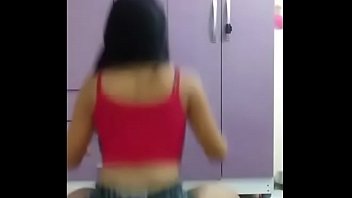 Gostosa dançando gostoso e empinando de shortinho