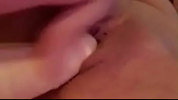 Emy angel la jeune qui se touche