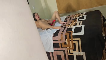 Espiando como se mete un dildo mi hermanastra