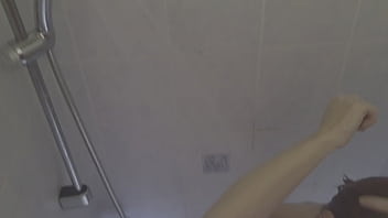 Surprise sous la douche bisous mes amours