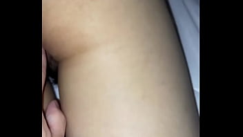 おしりから指を入れます