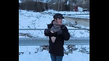 ️snowflakes kissing my flushed skin️