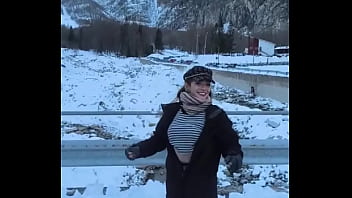 ️snowflakes kissing my flushed skin️