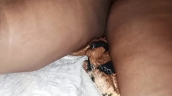 Passando creme na milf