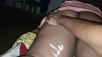 Passando creme na milf