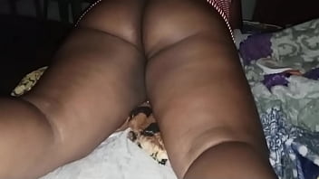 Passando creme na milf