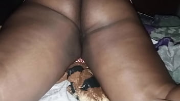 Passando creme na milf