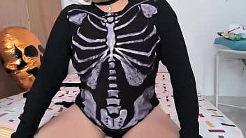 Me toco las tetas y el coño en halloween fantaseando con la llegada de un macho que me deje bien culiada