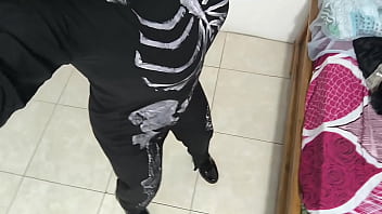 Me toco las tetas y el coño en halloween fantaseando con la llegada de un macho que me deje bien culiada