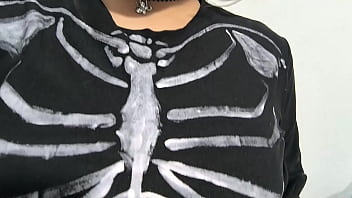 Me toco las tetas y el coño en halloween fantaseando con la llegada de un macho que me deje bien culiada