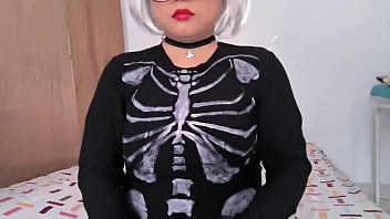 Me toco las tetas y el coño en halloween fantaseando con la llegada de un macho que me deje bien culiada