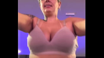 Na Academia Fiquei Com Muito Calor Tirei Minha Camisa Fiquei De Sutiã Nossa Fiquei Com Muito Tesão E Calor Escorri Suor Pela Buceta thumbnail