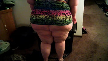 Cumpig penny showing off her assests