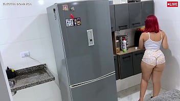 Essa empregada sabe provocar veio limpar a casa com esse short socado e essa bunda enorme balançando não resisti